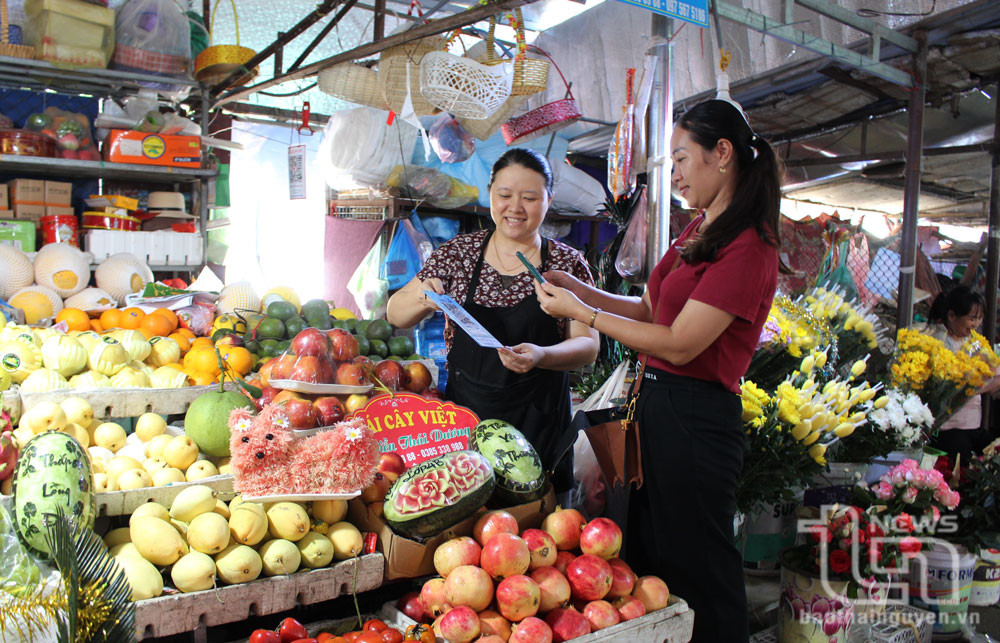 Trên 95% tiểu thương tại Trung tâm thương nghiệp TP. Sông Công đã trang bị mã quét QR, giúp việc mua bán thuận lợi, tiết kiệm thời gian, đảm bảo an toàn trong thanh toán.