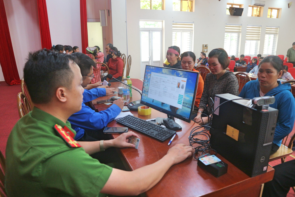 Xã Việt Dân hỗ trợ người dân trên địa bàn cài đặt định danh điện tử VNieD.