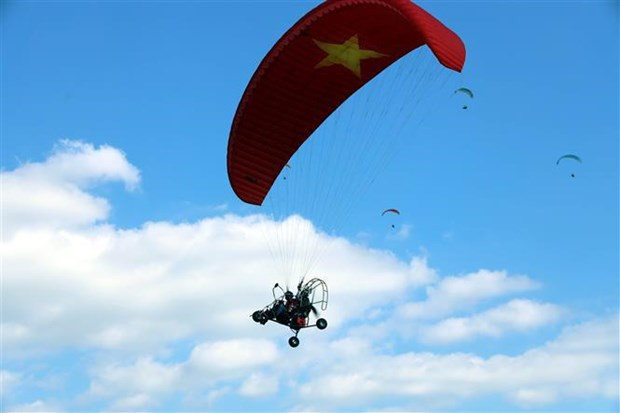 Powered paragliders set Vietnam’s record hinh anh 1