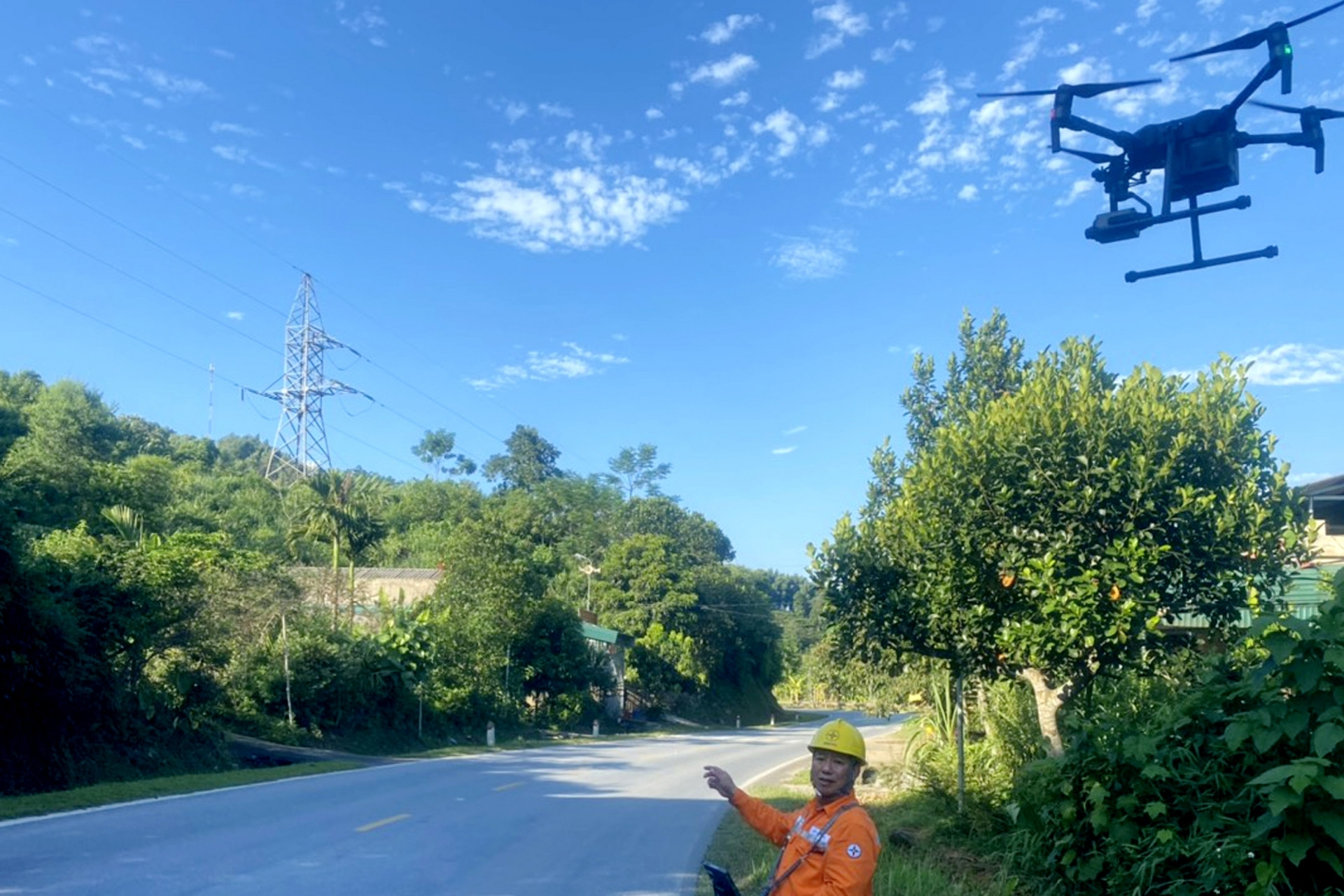 Sử dụng thiết bị bay vào sản xuất, kinh doanh, vận hành lưới điện