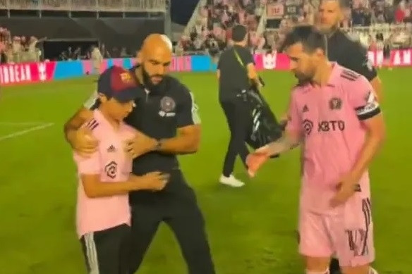 Vệ sĩ Messi bảo vệ thân chủ 'nhanh như chớp', Beckham quả tinh tường