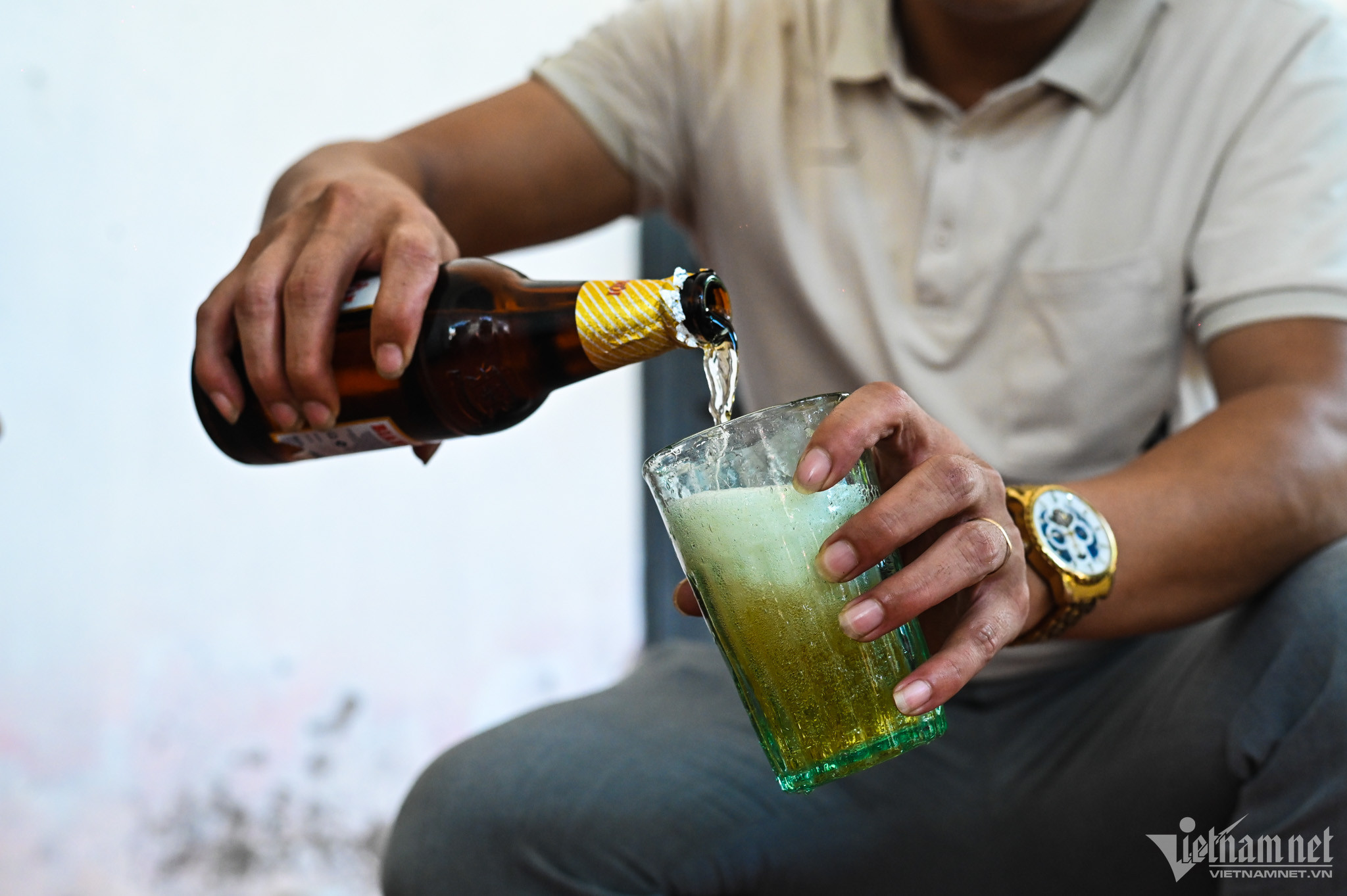 Những người thợ nhọc nhằn mỗi ngày thổi 3.000 cốc bia hơi ở Nam Định