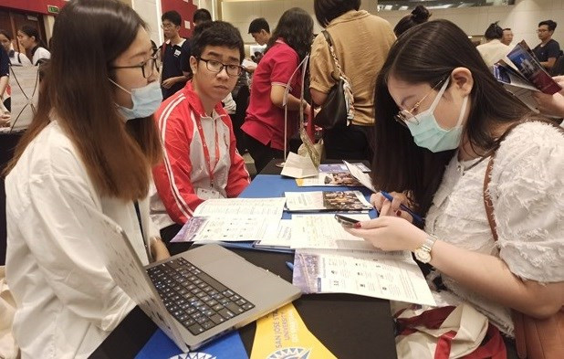 About 40,000 Vietnamese go abroad to study each year