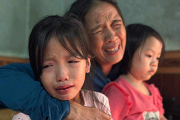 Cả làng thức xuyên đêm tìm người phụ nữ bị lũ cuốn, 2 em bé khóc đỏ mắt