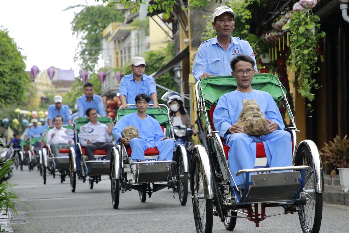 Du khách đi xích lô, dạo bước mừng Hội An gia nhập mạng lưới thành phố sáng tạo