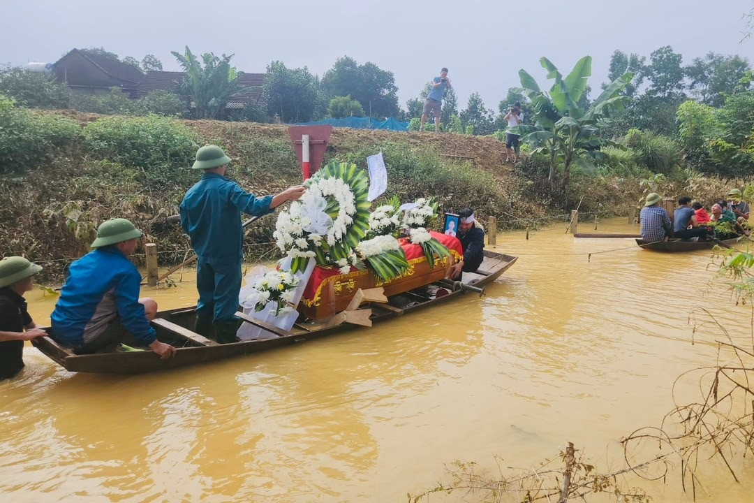 Dùng thuyền vượt nước chở thi hài nam sinh bị lũ cuốn đi an táng