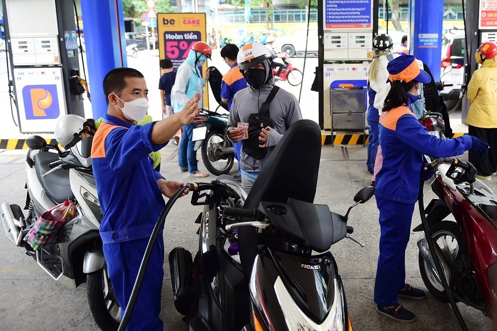 Giá xăng trong nước lại tăng, RON95 tiến sát 24.000 đồng/lít