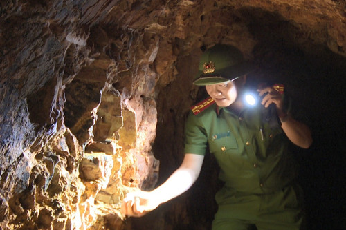 Hệ thống hầm ngoằn ngoèo trong khu khai thác vàng trái phép ở Lai Châu