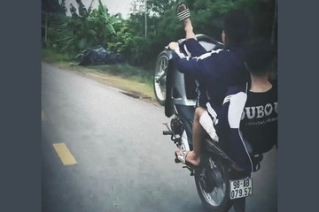 Khởi tố thanh niên 'bốc đầu' xe máy, quay video đăng lên mạng xã hội