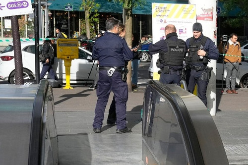 Một phụ nữ đe dọa đánh bom liều chết giữa thủ đô nước Pháp