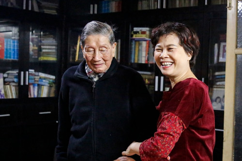 Nhạc sĩ Phạm Tuyên vẫn minh mẫn, có thể đọc báo, xem tivi ở tuổi 93