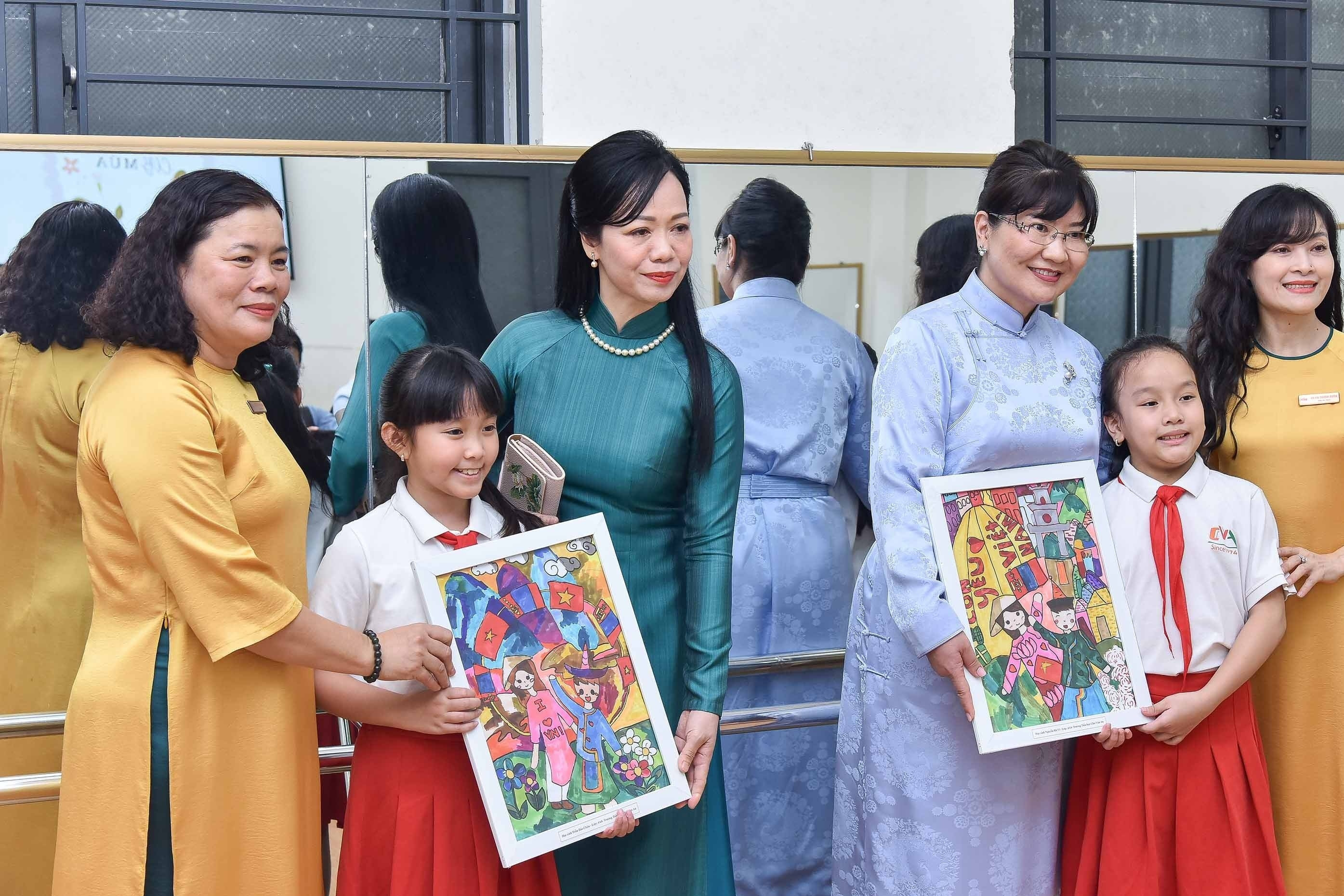Phu nhân Chủ tịch nước và phu nhân Tổng thống Mông Cổ được tặng bức vẽ đặc biệt