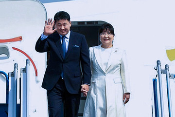 Tổng thống Mông Cổ và phu nhân đến Hà Nội, bắt đầu thăm Việt Nam