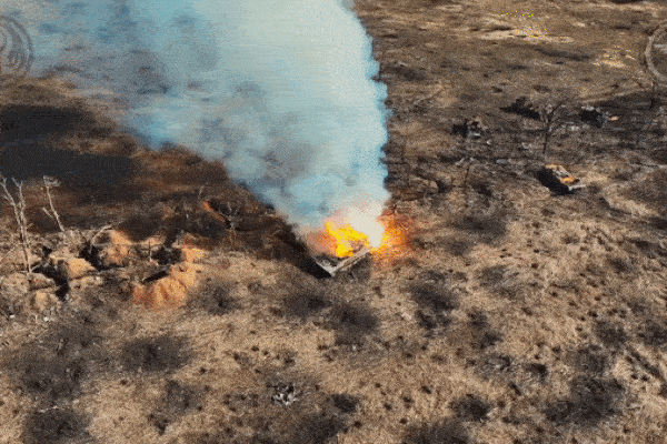 Video UAV Ukraine bắn cháy xe phá mìn 'Thiên thạch' của Nga