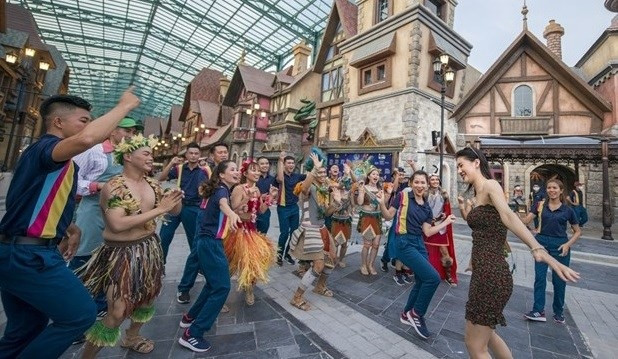 vietnam s tourism sector earns us 23.7 billion in ten months picture 1