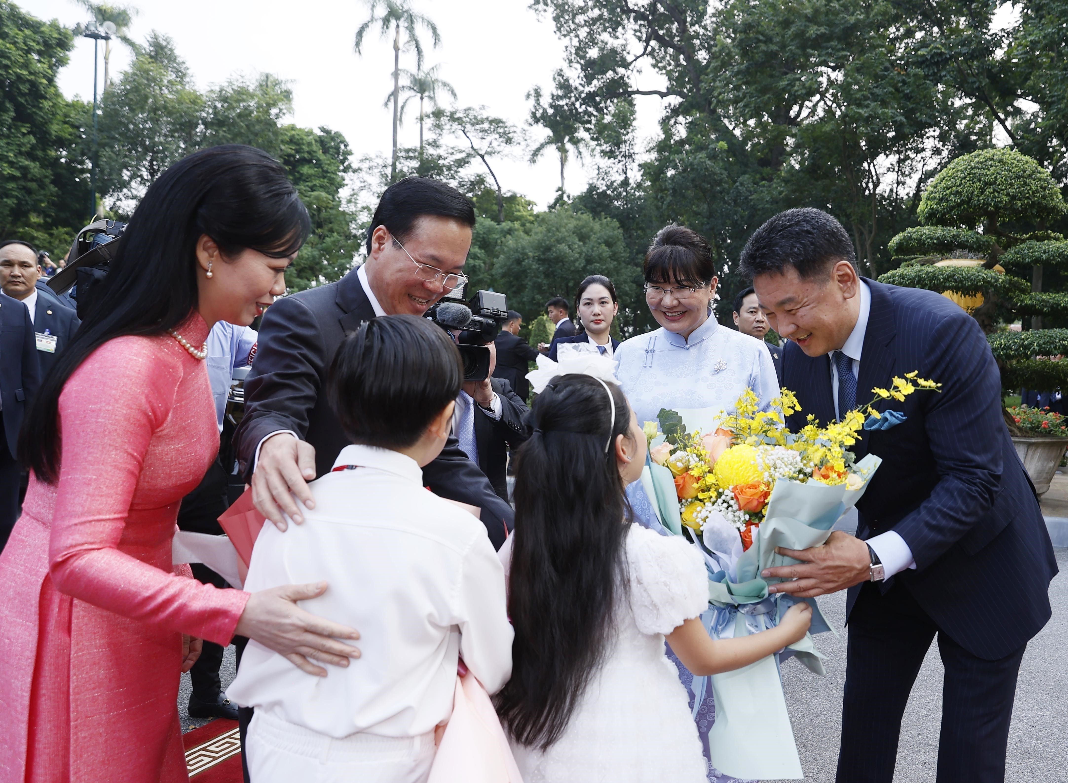 Image: Two Hanoian children gave flowers to welcome Mongolian President and his wife.