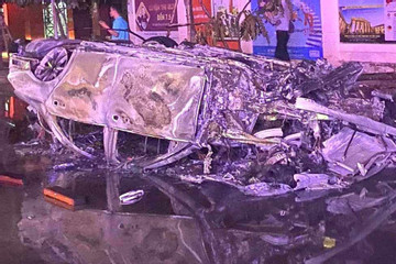 Xe Mercedes cháy trơ khung sau khi đâm vào vòng xuyến, 6 người thoát chết