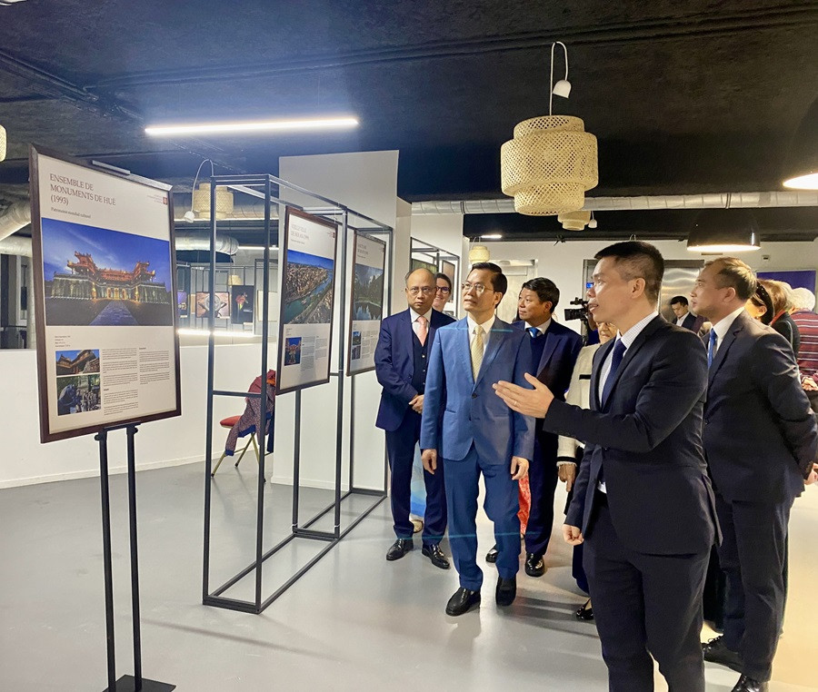 1 cong chung ngam nhin mot viet nam tuoi moi song dong qua cac trien lam anh.jpg