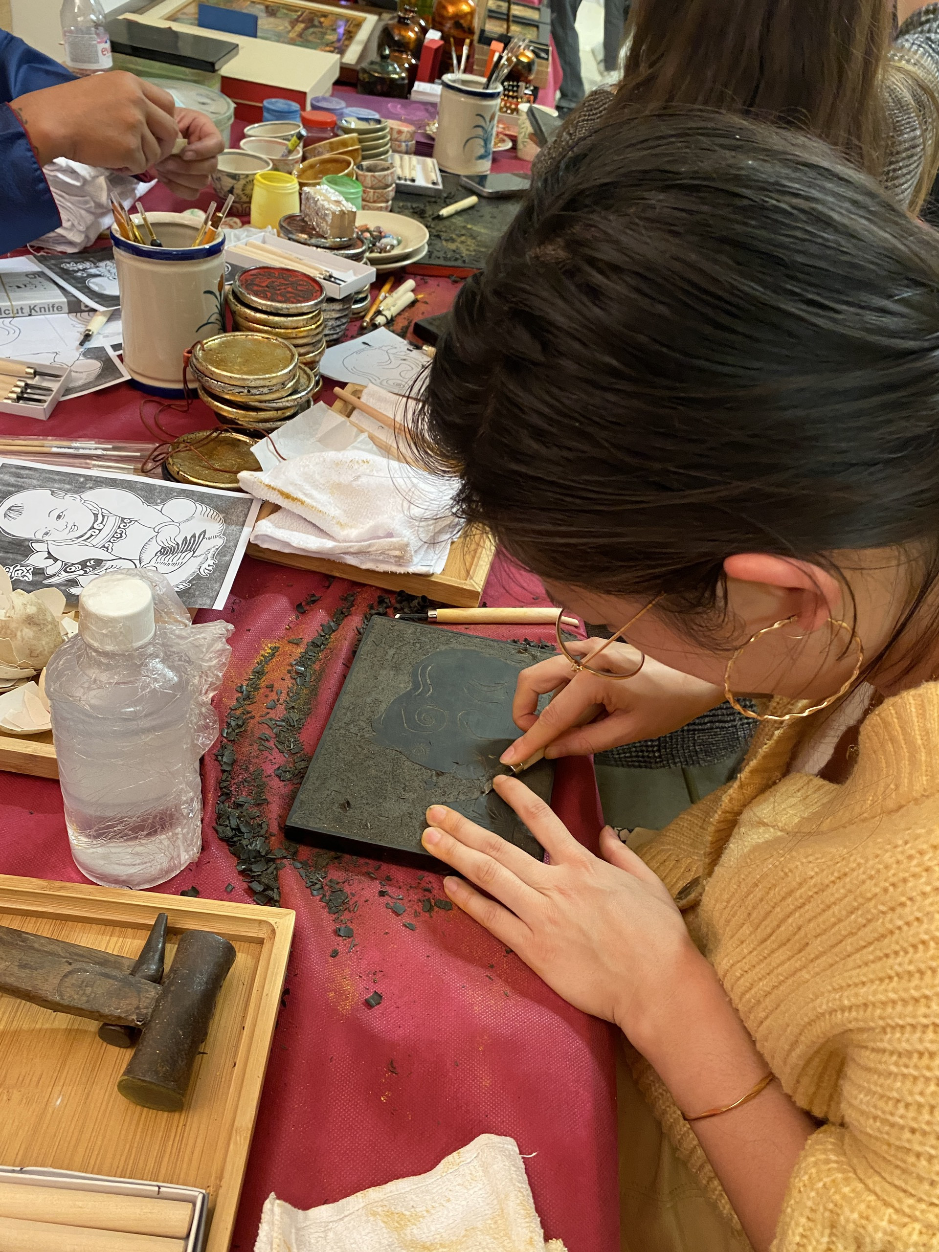 3 khach tham du ngay viet nam tai phap 2023 trai nghiem nghe thuat khac son mai tinh te.jpg