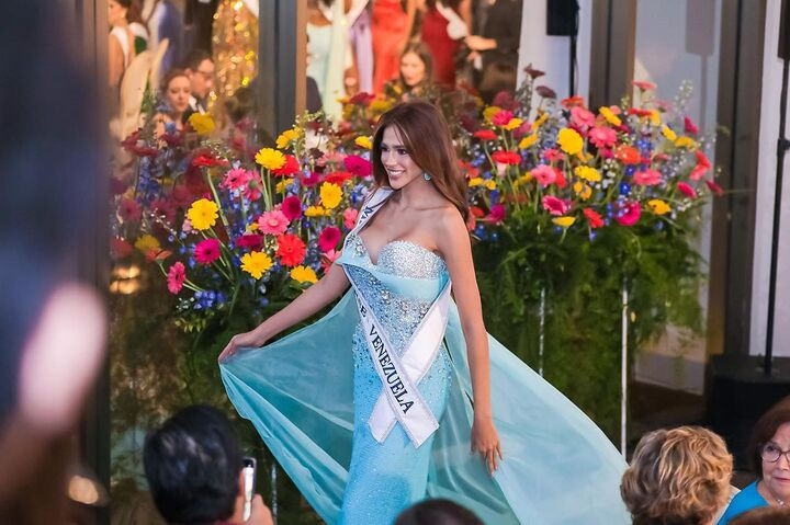 Bùi Quỳnh Hoa tự tin giao lưu bằng 3 thứ tiếng ở Miss Universe 2023