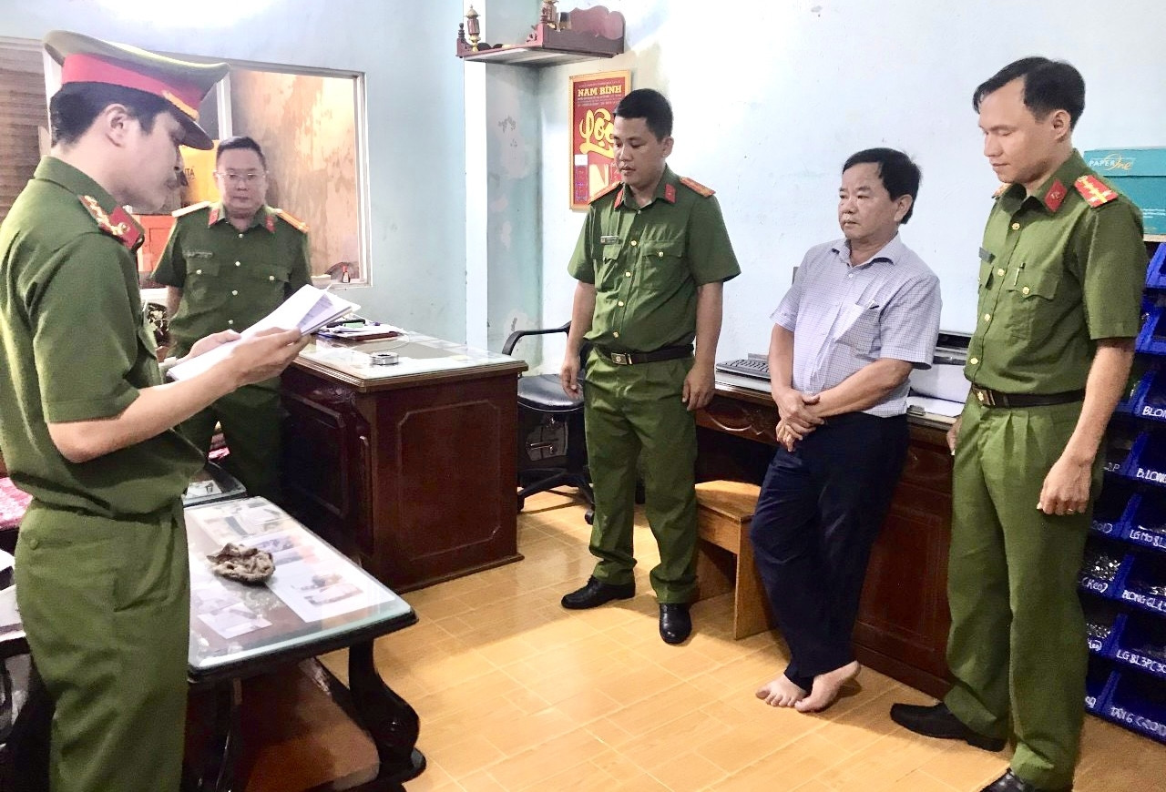 Bắt giam 2 cán bộ sở làm giả giấy tờ trong lĩnh vực đăng kiểm ở Cà Mau