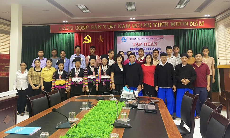 Các học viên tham gia lớp tập huấn kiến thức, kỹ năng vận hành tổ truyền thông cộng đồng tại huyện Bảo Lâm.