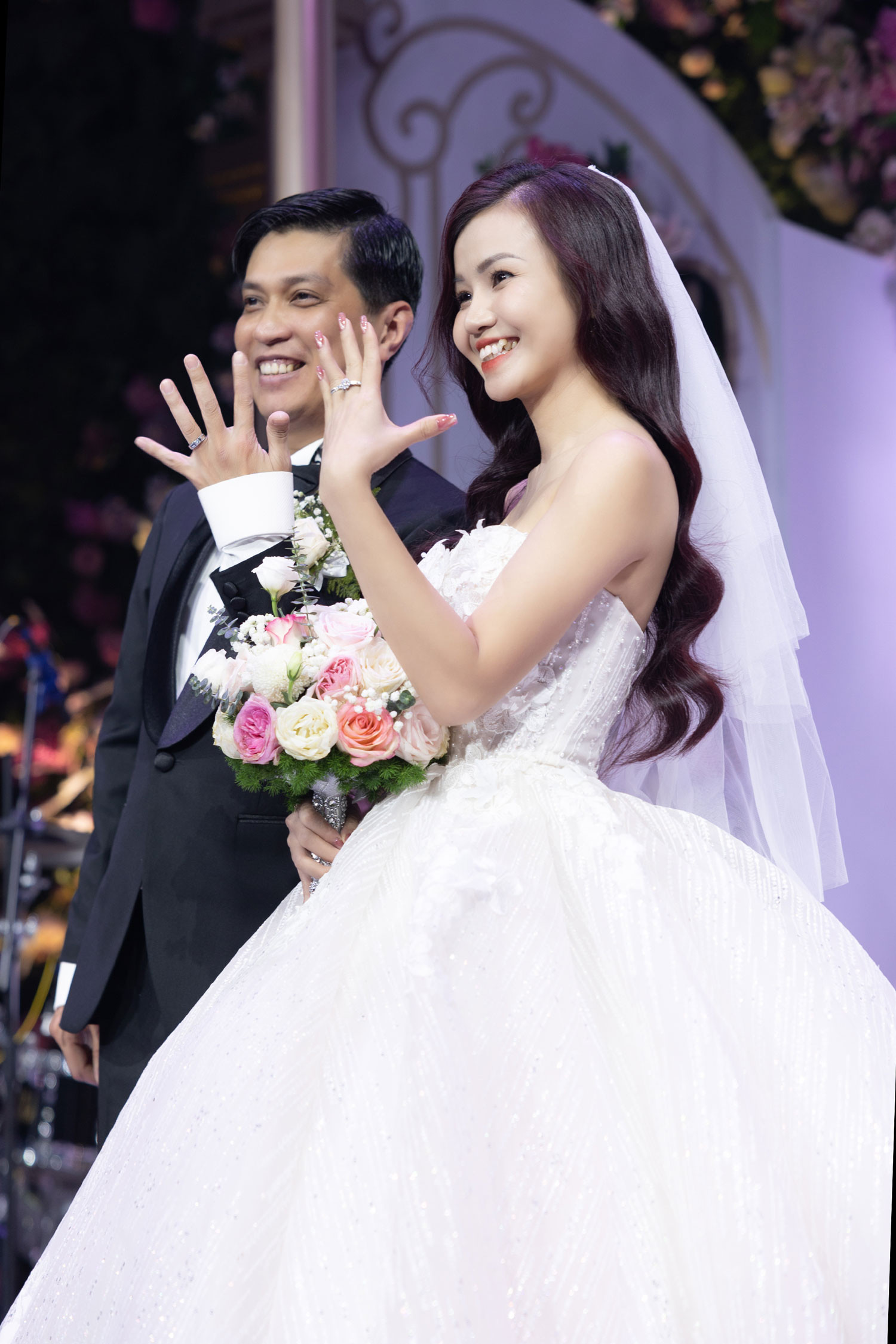 hanh phuc truoc gia dinh ban be.jpg