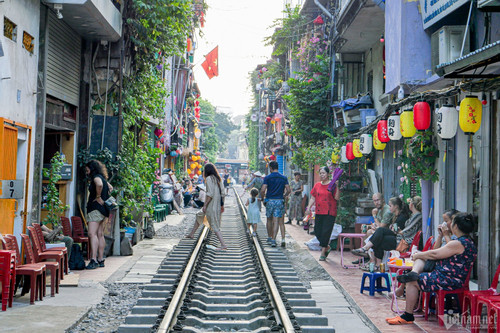 Hanoi: Old railway cafes shut down, new coffee shops open