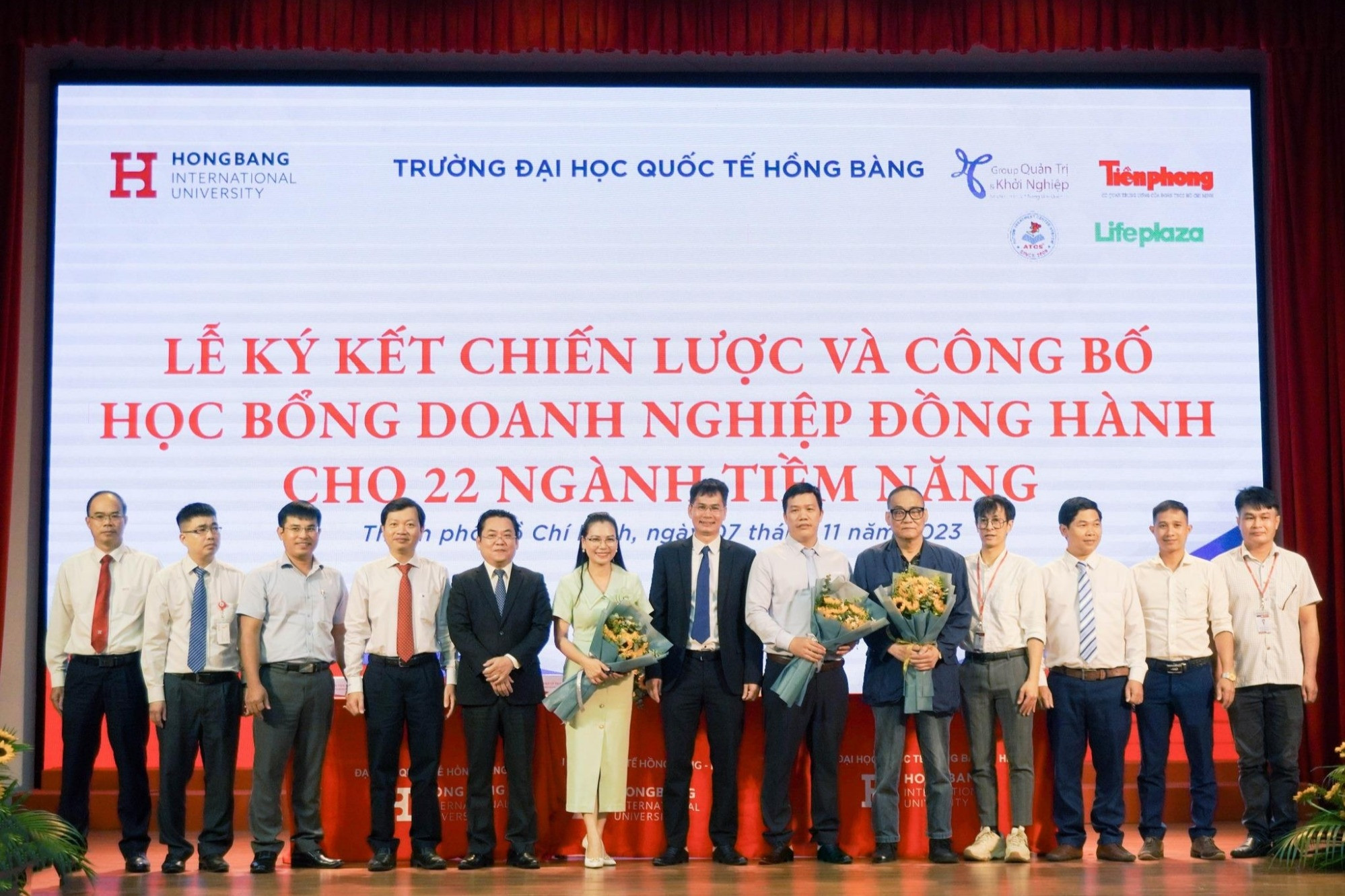 Hơn 300 doanh nghiệp đồng hành cùng học bổng doanh nhân HIU