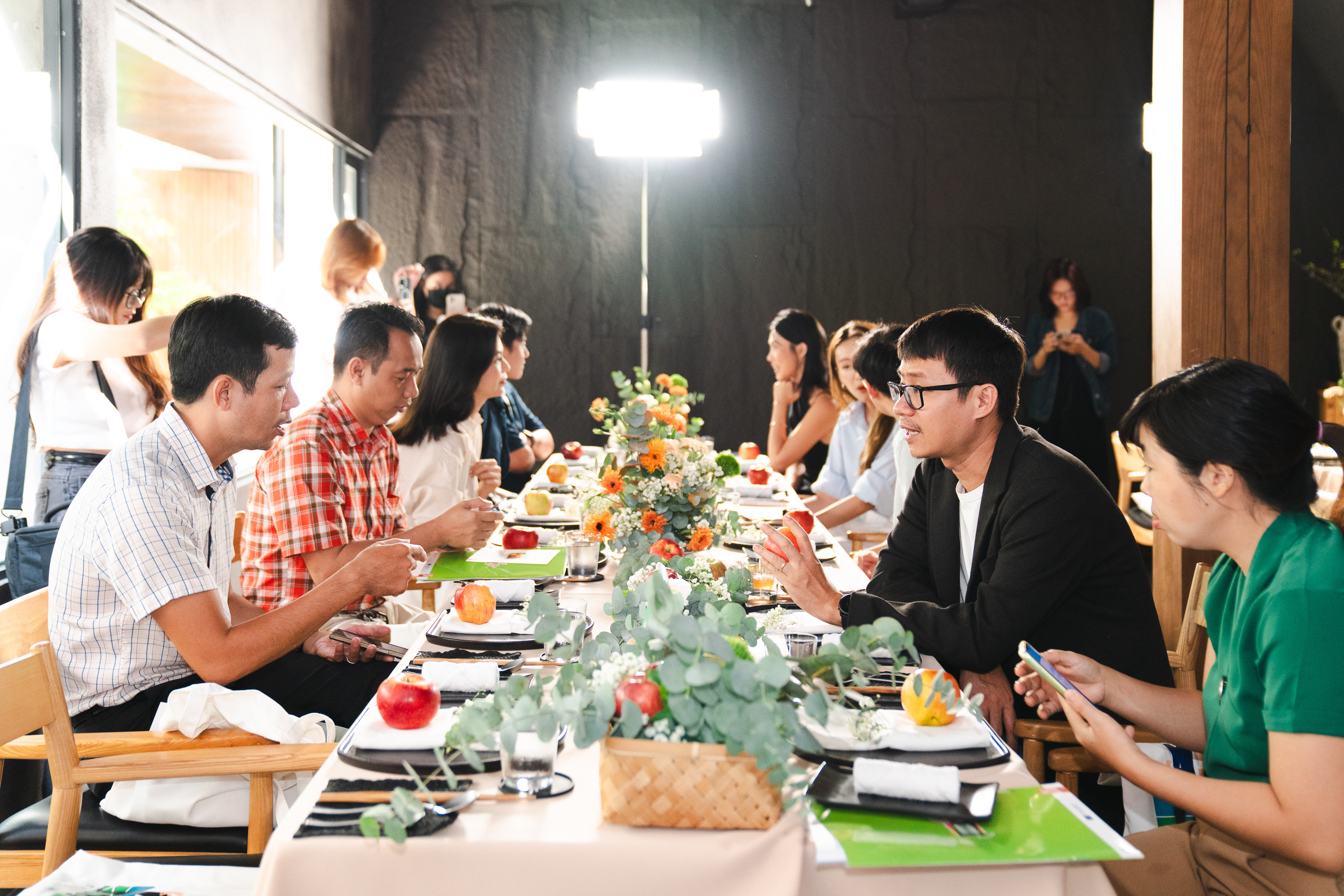 khong khi su kien 2.jpg