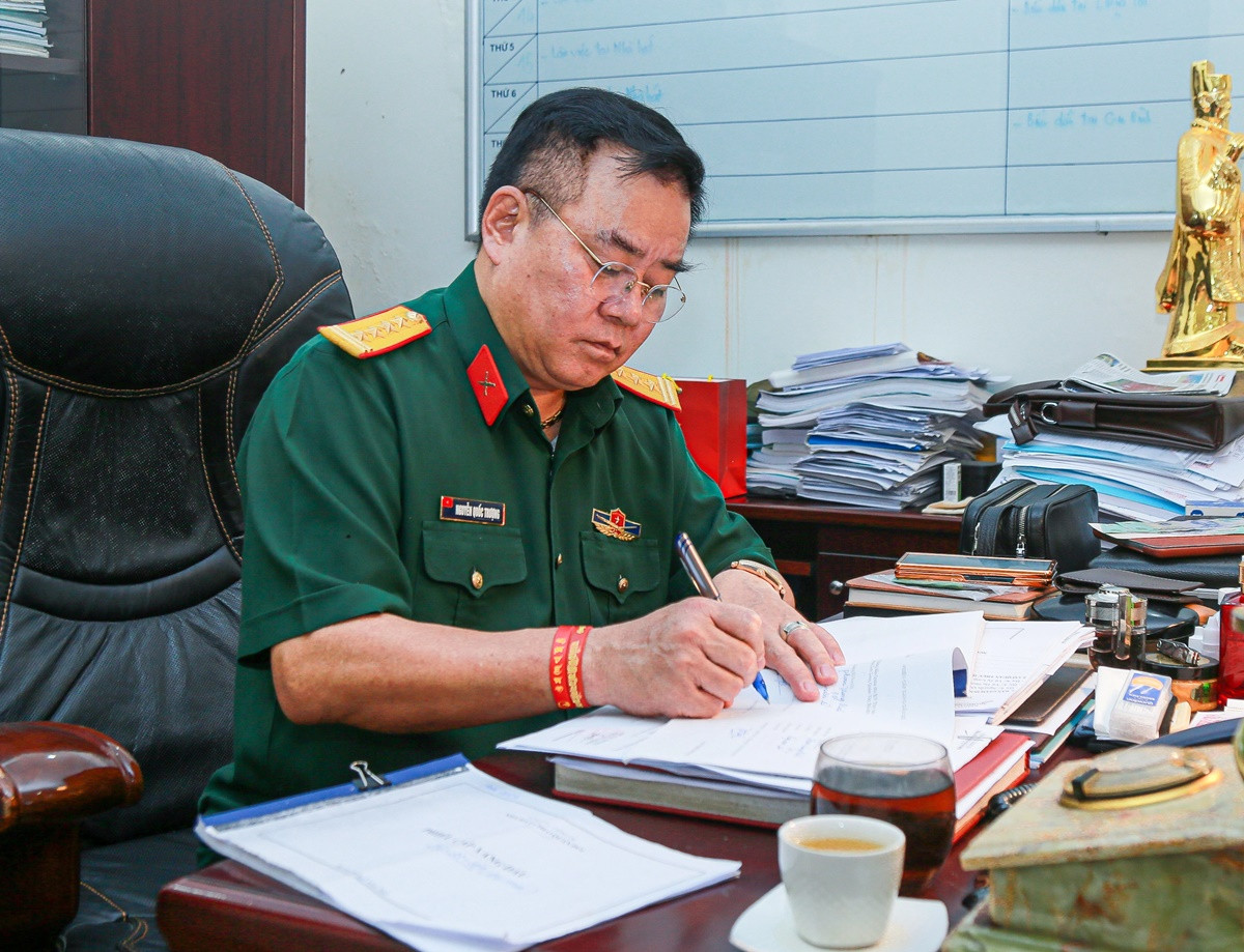 Ngọc hoàng đầu tiên Táo quân: Là đại tá, sếp của Tự Long, sống hạnh phúc bên vợ đẹp kém 13 tuổi - Ảnh 3.