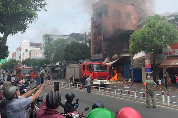 Nhà hai tầng ở TP.HCM cháy lớn kèm tiếng nổ, nhiều người bỏ chạy