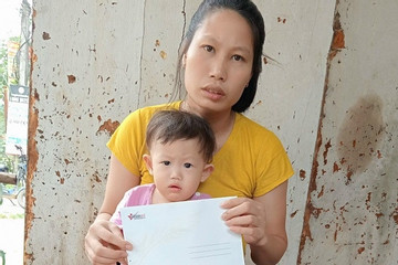 Trao hơn 62 triệu đồng đến bé Hoài An bị suy giảm miễn dịch bẩm sinh