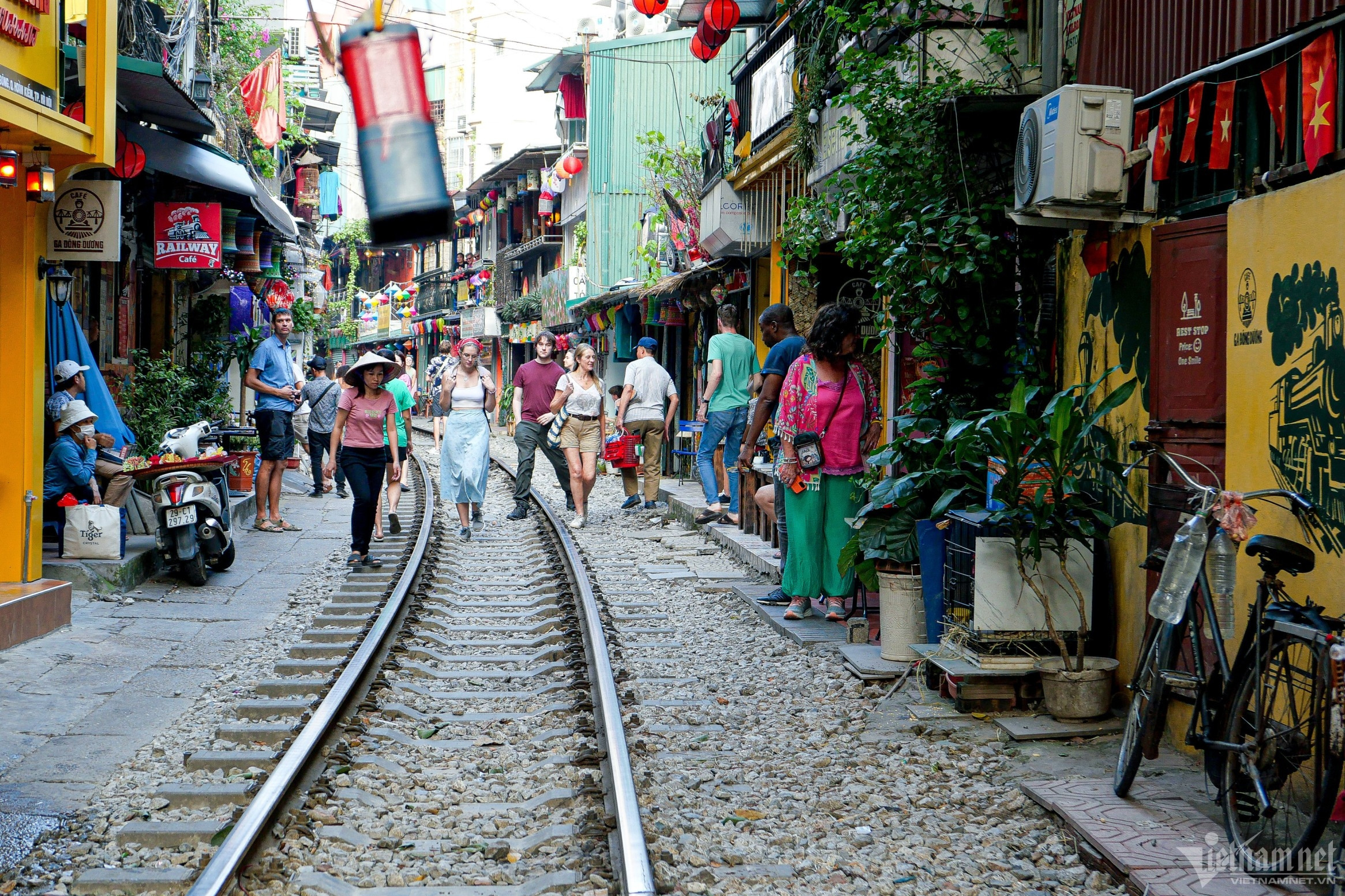 What is the fate of railway cafes in Hanoi