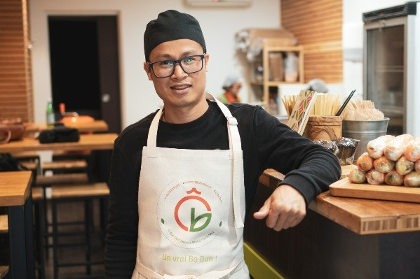 Bỏ 'ông lớn' ô tô, tiến sỹ người Việt khởi nghiệp bán bún ở Pháp