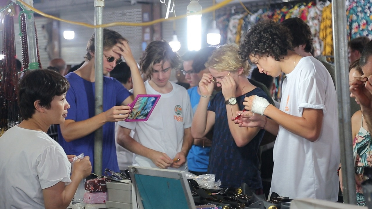 Khách Tây 'kêu trời' giữa biển đồ nhái, đồ Trung Quốc ở chợ đêm phố cổ