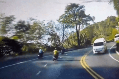Nam du khách say rượu lái xe bán tải, vượt ẩu gây hoạ cho người dân