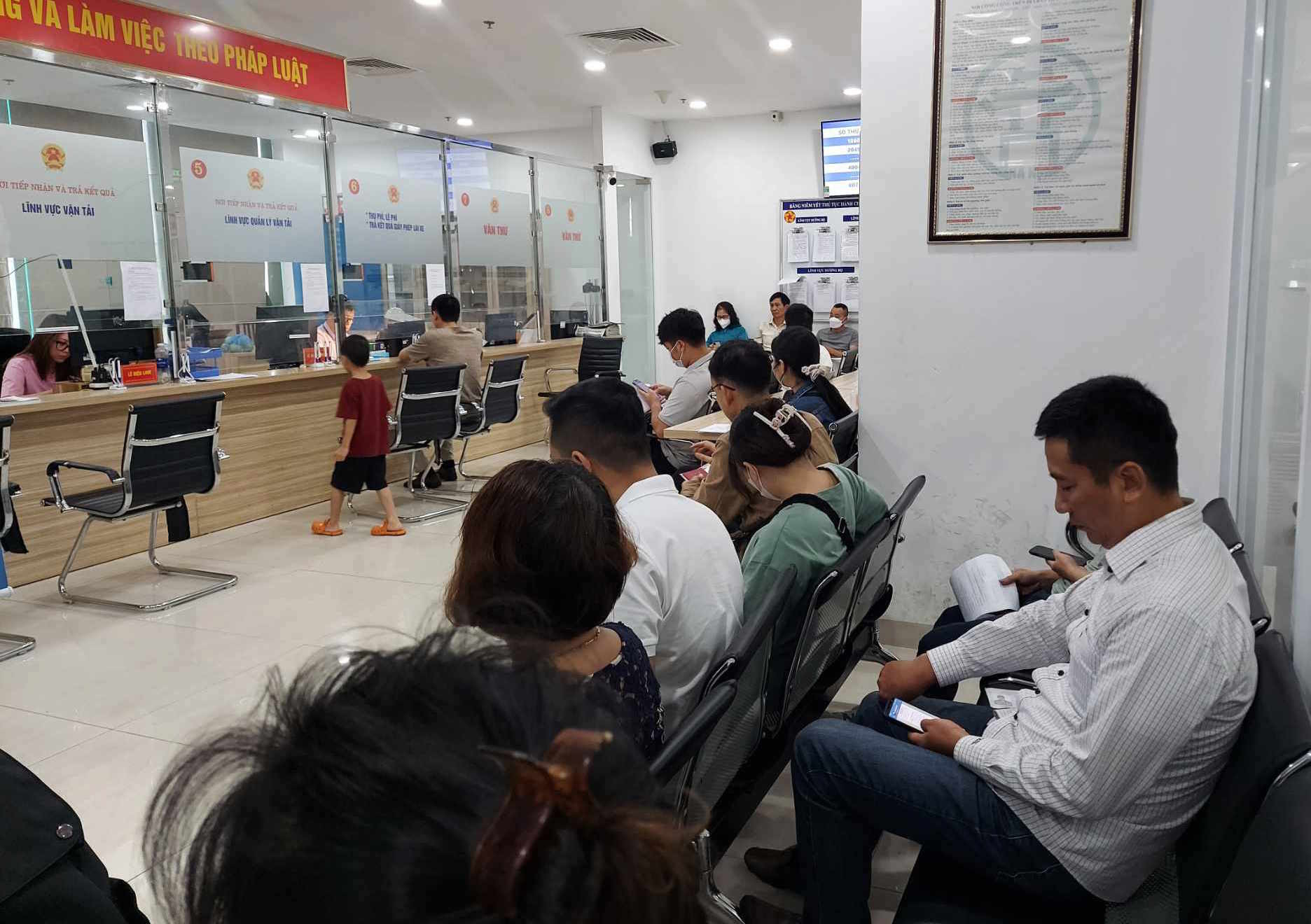 Người dân chờ đợi đổi GPLX ở Hà Nội .jpg
