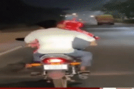 Người đàn ông bị phạt vì để bạn gái ngồi trên đùi khi đang lái xe máy