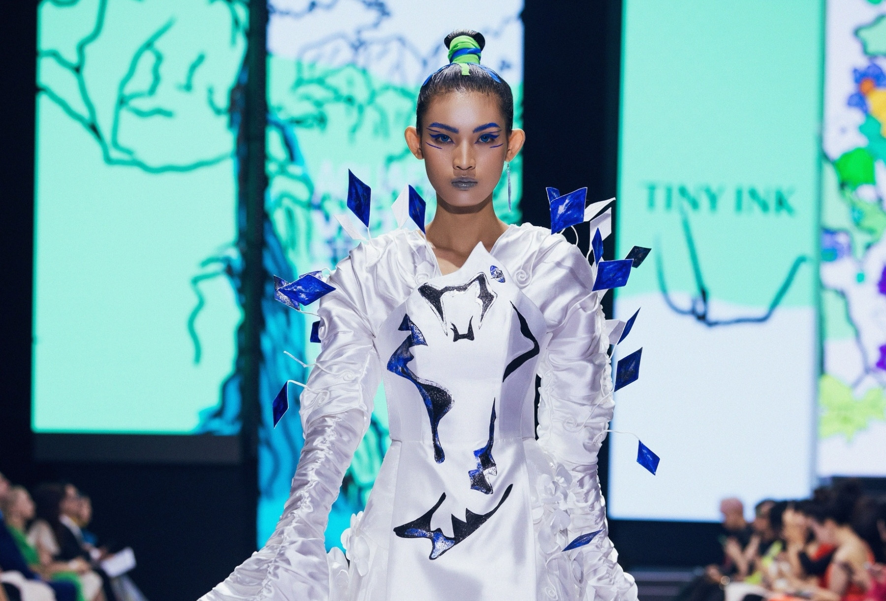 Quán quân The Face Vietnam Tú Anh hoá cô gái Tây Bắc, diện thiết kế cầu kỳ