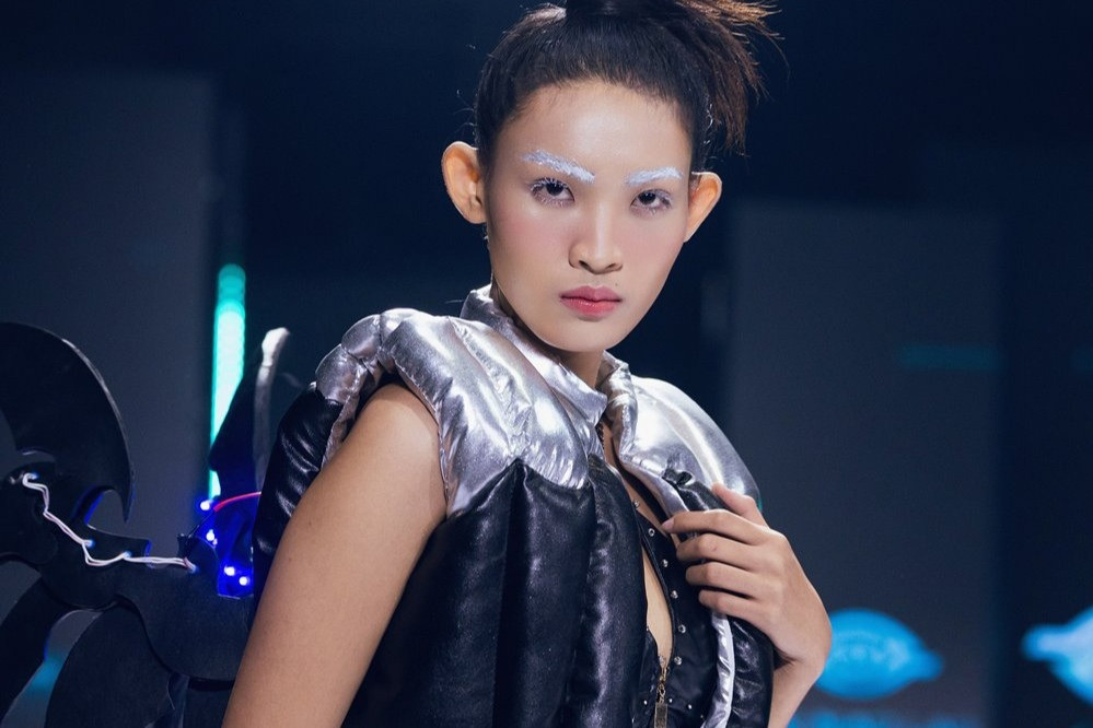 Quán quân The Face Vietnam Tú Anh trình diễn ấn tượng trang phục da thuần chay