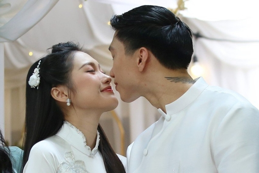 Văn Hậu và Hải My tình tứ 'khóa môi' trong lễ ăn hỏi