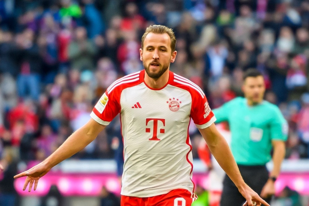 Harry Kane lập kỷ lục mới, Bayern Munich chiếm ngôi đầu Bundesliga