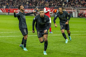 Mbappe lập hat-trick đưa PSG lên đỉnh Ligue 1