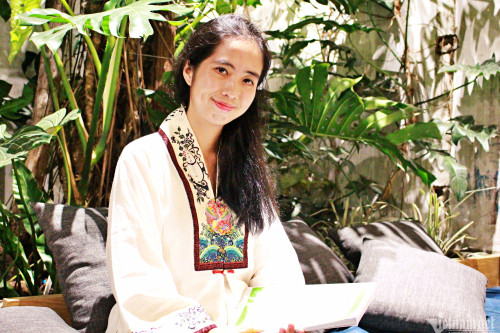 Young woman teaches Vietnamese language courses at US university
