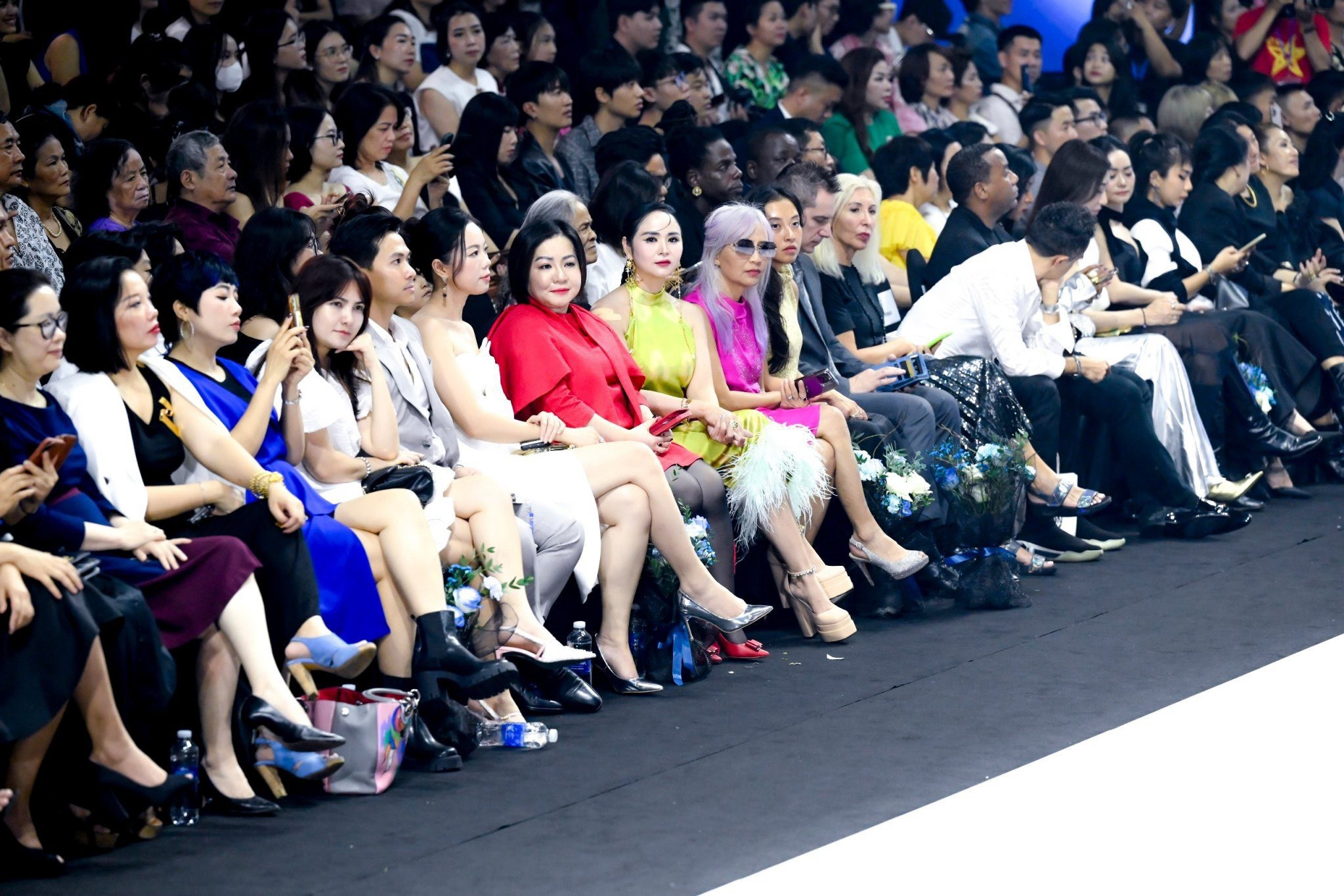 Doanh nhân Bùi Thanh Hương nổi bật tại Vietnam International Fashion Week 