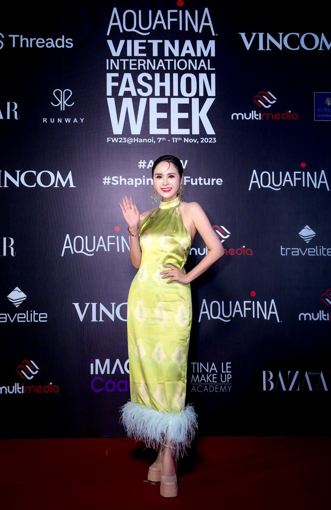 Doanh nhân Bùi Thanh Hương nổi bật tại Vietnam International Fashion Week 