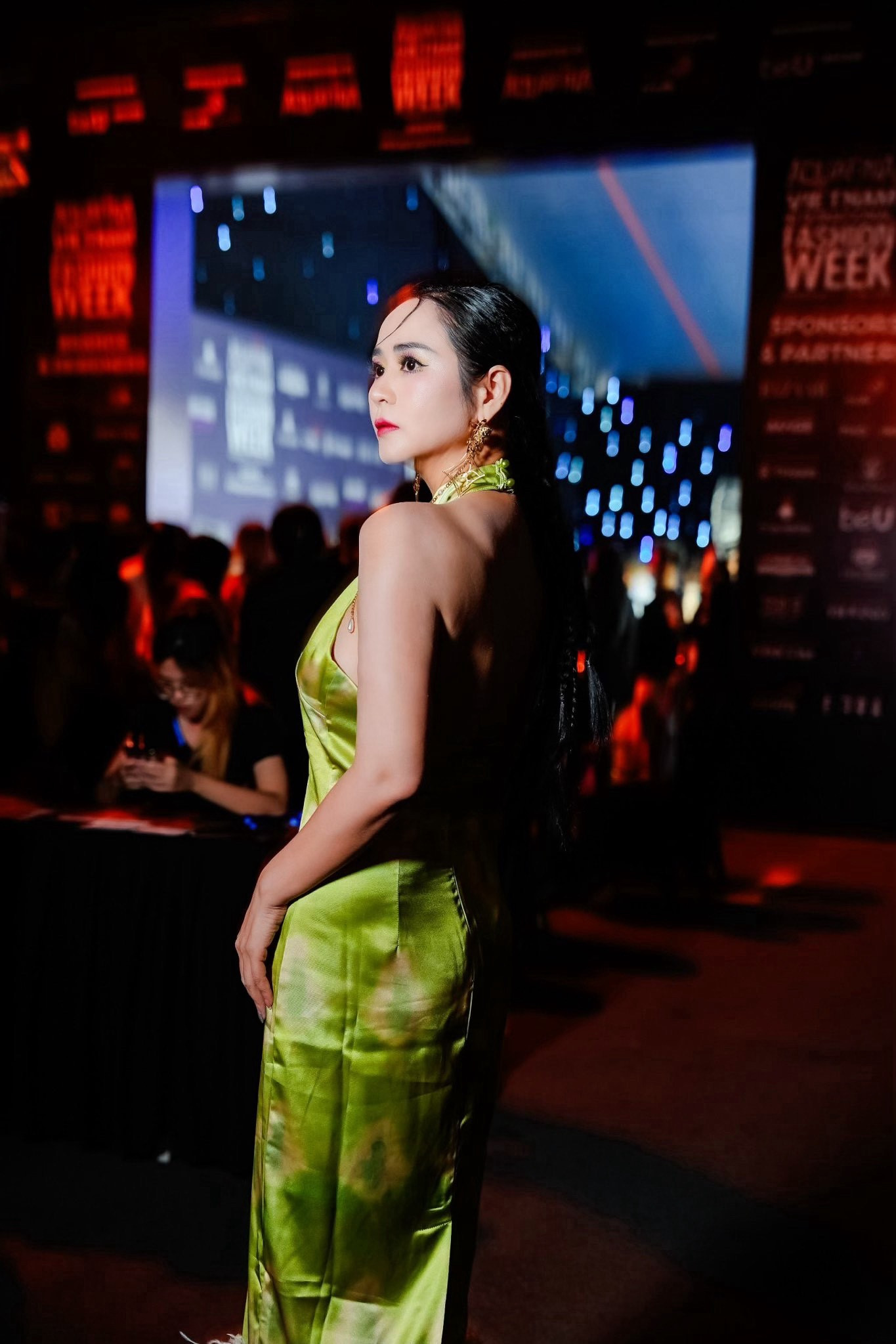 Doanh nhân Bùi Thanh Hương nổi bật tại Vietnam International Fashion Week 