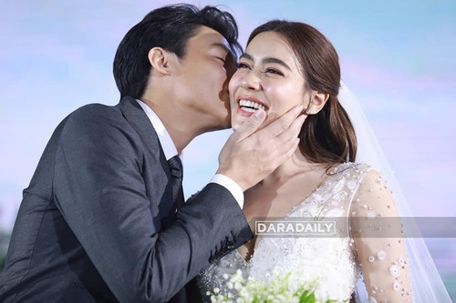 'Cặp sao đẹp nhất Thái Lan' hôn nồng cháy trong đám cưới cổ tích