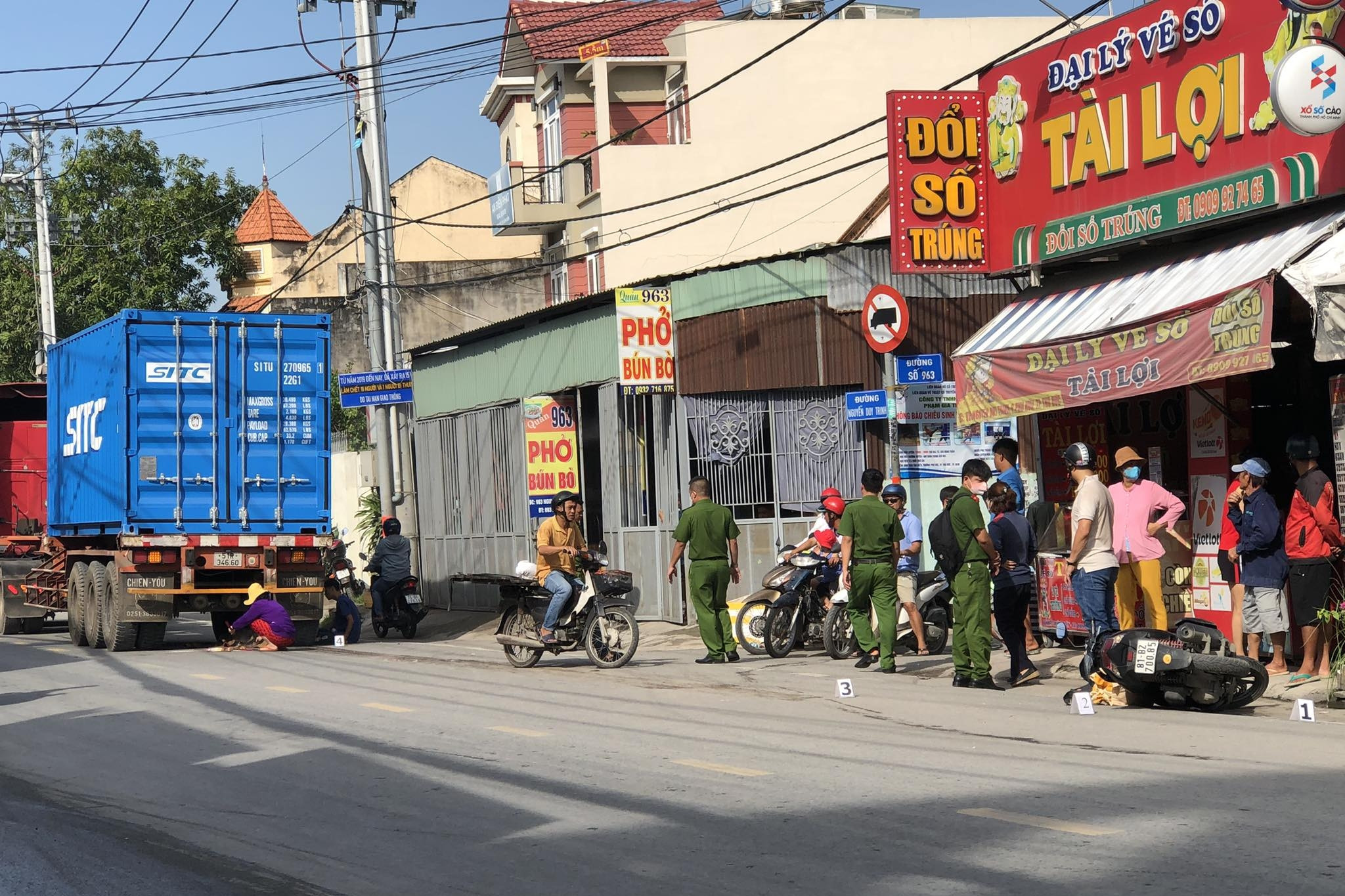 Chồng quỳ gối ôm thi thể vợ dưới xe container ở TP Thủ Đức